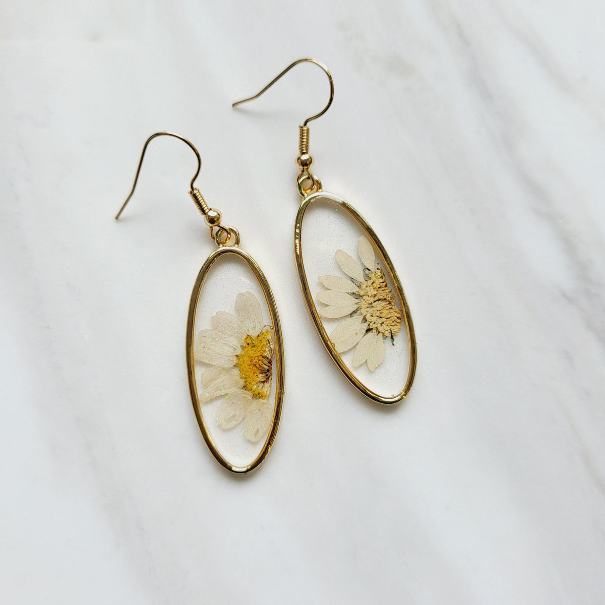 Gold tone white flower resin drop dangle earrings