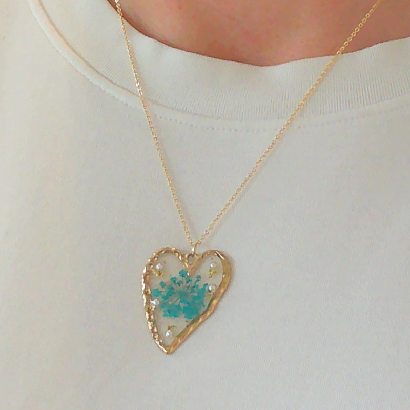 Gold tone dried flower resin heart shaped pendant necklace